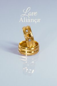 Aliança Bruna 6mm banhada a ouro 18k com coração vazado e pedras de zircônia