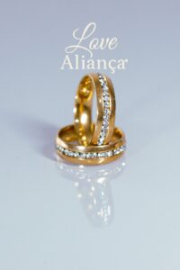 Aliança Vitória 6mm banhada a ouro 18k abaulada com pedras de zircônia