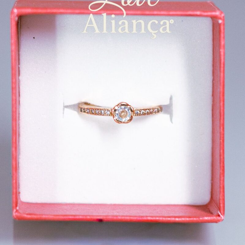 💍 **Anel Solitário Melissa – Banhado a Ouro 18k com Zircônias – REF**